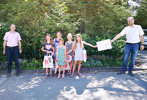 Geldübergabe für die Bienen-Aktion