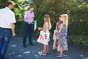 Geschenkübergabe der Bienen-Aktion