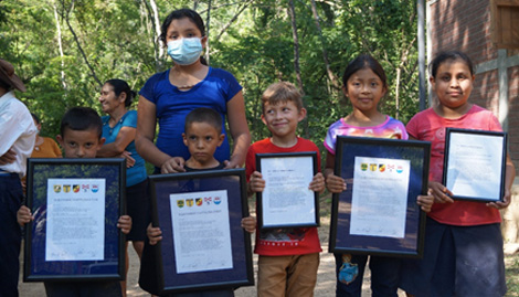 Fünf Kinder aus El Salvador mir Urkunden in der Hand